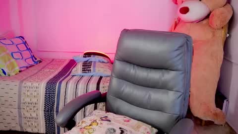 independent model online show from March 2026 09:36:01 AM