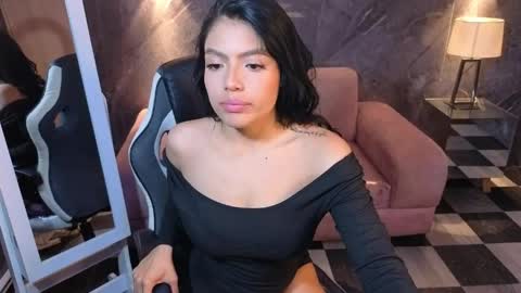 _charlottee_b online show from June 2026 07:58:02 PM