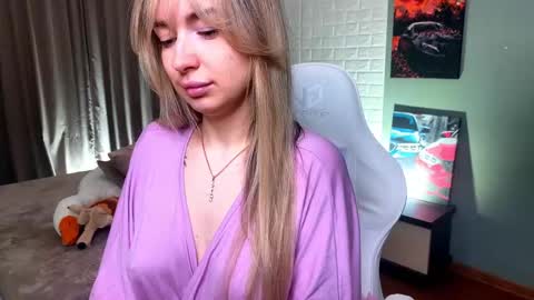 _crystal_moon_1 online show from March 2026 10:26:01 PM