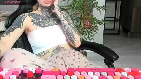 Snapshot of _feralberry__ chatting on June 2026 07:00:01 AM Alis online show from June 2026 07:00:01 AM