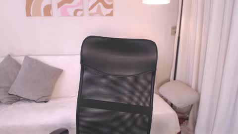 Snapshot of _heybee chatting on March 2026 07:42:01 PM Bee. online show from March 2026 07:42:01 PM