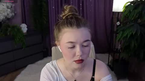 Snapshot of _liilcrystal_ chatting on June 2026 07:40:01 PM _liilcrystal_ online show from June 2026 07:40:01 PM