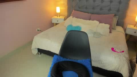 Abril 777 online show from April 2026 11:27:01 PM