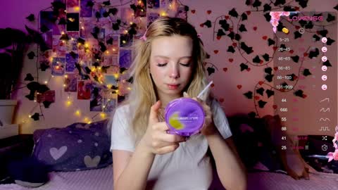 Akari online show from April 2026 03:33:02 AM