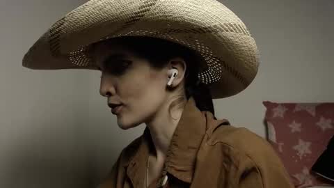 Snapshot of alahia_sky chatting on October 2025 09:21:01 AM online show from October 2025 09:21:01 AM