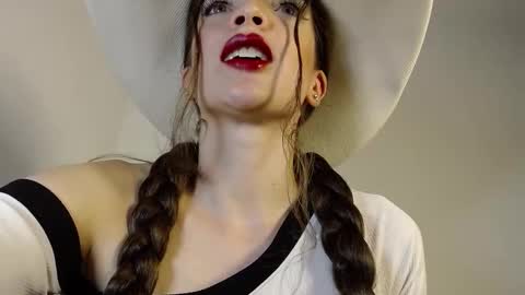 Snapshot of alahia_sky chatting on November 2025 09:34:02 AM online show from November 2025 09:34:02 AM