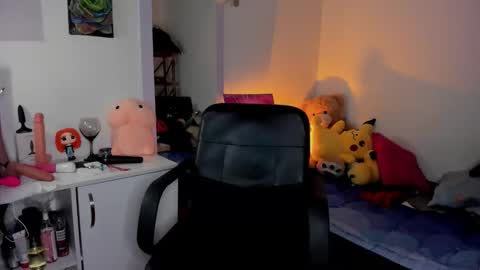 Caro online show from April 2026 06:10:01 PM