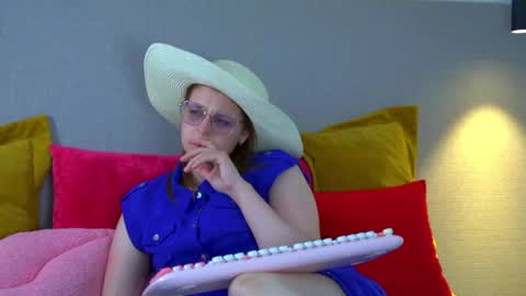 AlexaAvery online show from June 2026 06:49:01 AM