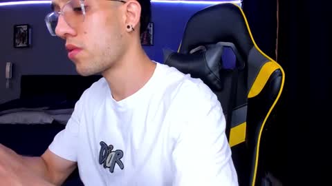 Snapshot of alexgiraldo__ chatting on September 2025 02:42:01 PM alexgiraldo__ online show from September 2025 02:42:01 PM