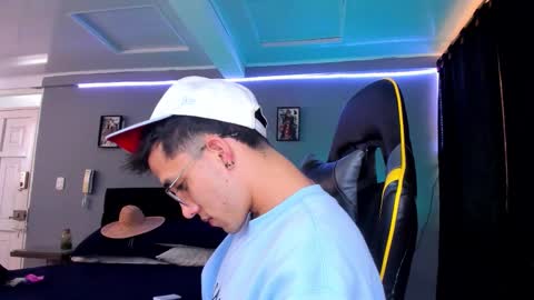 Snapshot of alexgiraldo__ chatting on October 2025 04:02:01 PM alexgiraldo__ online show from October 2025 04:02:01 PM