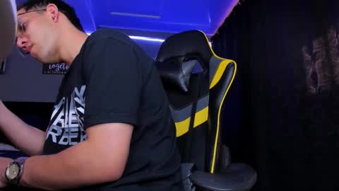 Snapshot of alexgiraldo__ chatting on October 2025 02:29:01 PM alexgiraldo__ online show from October 2025 02:29:01 PM