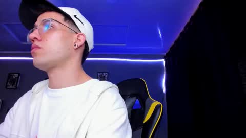 Snapshot of alexgiraldo__ chatting on November 2025 12:05:02 PM alexgiraldo__ online show from November 2025 12:05:02 PM