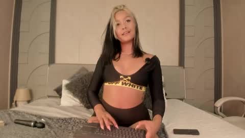 Snapshot of alicee_clark_ chatting on June 2026 11:43:01 AM alicee_clark_ online show from June 2026 11:43:01 AM