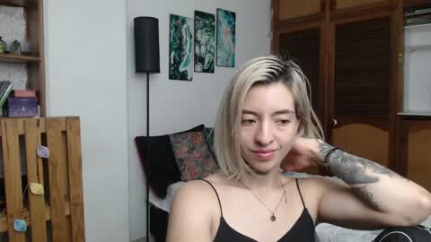 alicee_logan_ online show from April 2026 03:42:02 AM