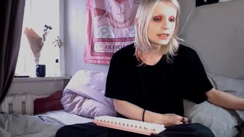 Snapshot of alien_bella chatting on February 2026 12:27:01 PM Alien Bella online show from February 2026 12:27:01 PM