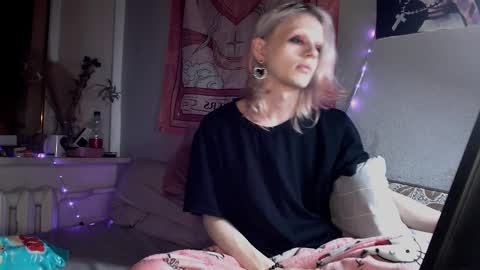 Snapshot of alien_bella chatting on March 2026 08:58:01 PM Alien Bella online show from March 2026 08:58:01 PM