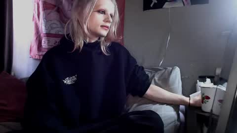 Snapshot of alien_bella chatting on March 2026 08:52:01 AM Alien Bella online show from March 2026 08:52:01 AM