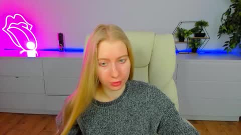 Snapshot of alina__blonde chatting on February 2026 06:40:02 AM Alina online show from February 2026 06:40:02 AM