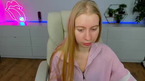 Snapshot of alina__blonde chatting on February 2026 06:39:02 AM Alina online show from February 2026 06:39:02 AM