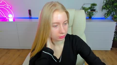 Snapshot of alina__blonde chatting on February 2026 06:35:02 AM Alina online show from February 2026 06:35:02 AM