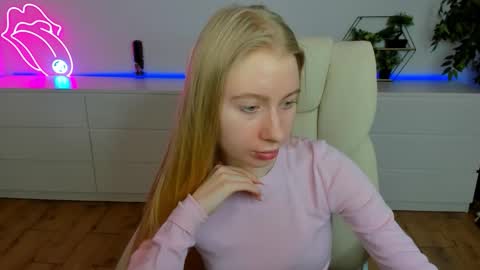 Snapshot of alina__blonde chatting on February 2026 06:33:02 AM Alina online show from February 2026 06:33:02 AM