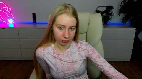 Snapshot of alina__blonde chatting on March 2026 06:37:01 AM Alina online show from March 2026 06:37:01 AM
