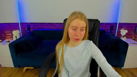 Snapshot of alina__blonde chatting on March 2026 07:15:01 AM Alina online show from March 2026 07:15:01 AM