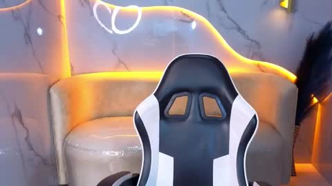 alisson_tx_ online show from April 2026 08:03:01 PM