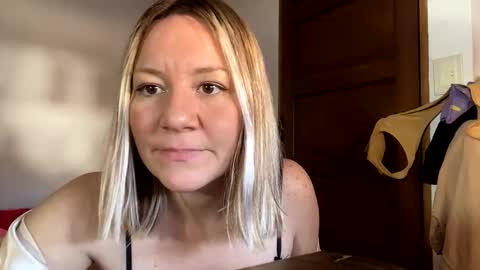 allisonlove2 online show from April 2026 05:30:01 PM