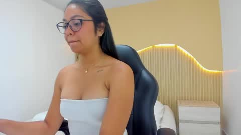  AMBER PEARSON  online show from April 2026 02:01:02 PM