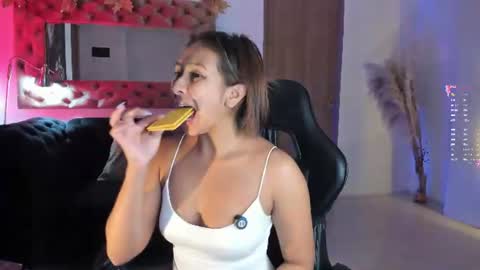 Snapshot of amelyamann chatting on June 2026 12:46:02 PM online show from June 2026 12:46:02 PM