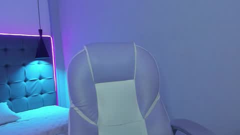 Snapshot of andres1_8 chatting on December 2025 03:01:02 AM IM ANDRES online show from December 2025 03:01:02 AM