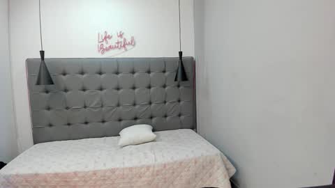 Snapshot of andres1_8 chatting on December 2025 03:13:01 AM IM ANDRES online show from December 2025 03:13:01 AM