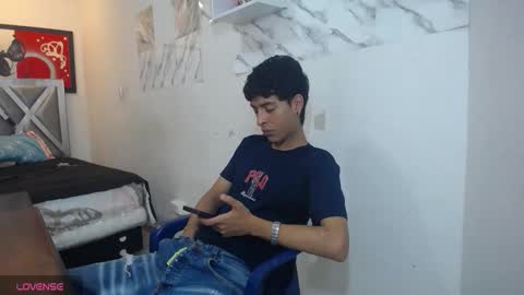 andrescoll25 online show from April 2026 06:44:02 PM