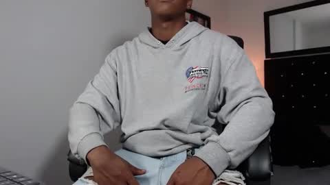 andy_smith333 online show from March 2025 11:35:02 PM