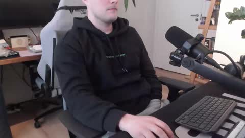 andycandy1994 online show from February 2026 11:32:01 AM