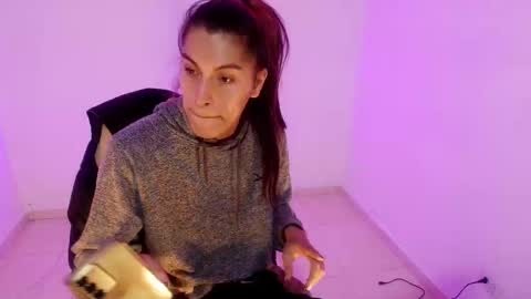 angele online show from March 2026 07:18:02 PM