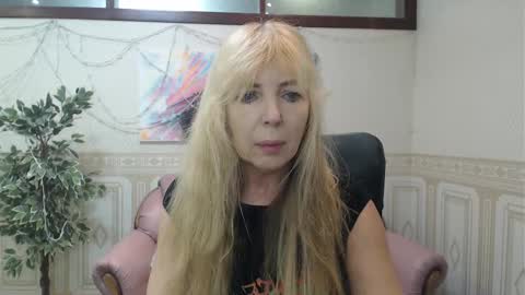 Anna Ditrih online show from December 2024 12:34:01 PM