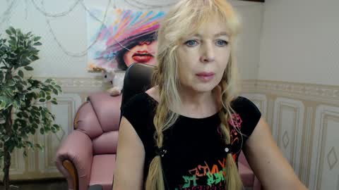 Anna Ditrih online show from February 2025 12:38:02 PM