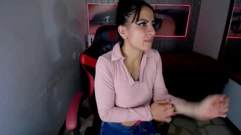 Anniee online show from December 2025 01:40:02 PM