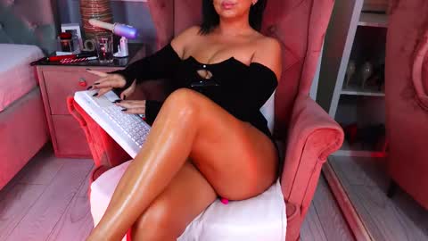 AQueenMonica online show from November 2025 04:12:01 AM