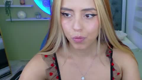 Snapshot of ariah_cute chatting on June 2026 07:59:01 PM ariah_cute online show from June 2026 07:59:01 PM