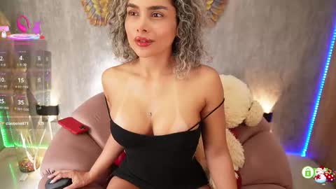 Snapshot of ariana_valdirii chatting on November 2025 01:55:01 PM cristina online show from November 2025 01:55:01 PM