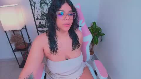 Ashleyy18   online show from June 2026 10:38:01 PM