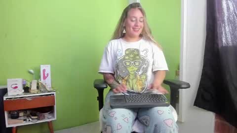 Snapshot of auradivina2 chatting on May 2026 05:09:02 PM Aura Divina online show from May 2026 05:09:02 PM