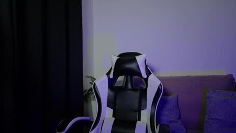 aurora_collins08 online show from April 2026 04:10:02 PM