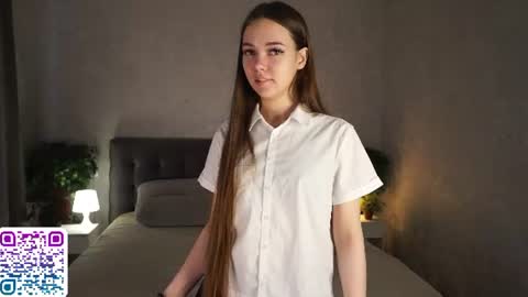 Snapshot of auroralowen chatting on June 2026 03:44:02 AM Aurora online show from June 2026 03:44:02 AM