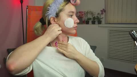 aurorawrenfield online show from April 2026 12:41:01 AM