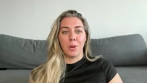 Snapshot of aussielulu chatting on April 2026 12:52:01 AM aussielulu online show from April 2026 12:52:01 AM