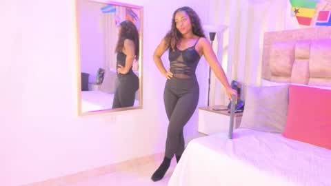 Snapshot of avis_lara chatting on June 2026 08:30:02 PM AVIS online show from June 2026 08:30:02 PM